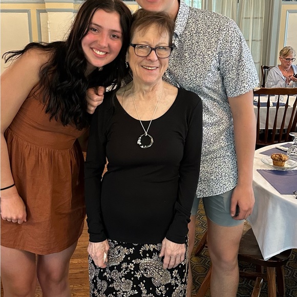 Meet your Posher, Lori - Picture 4 of 5